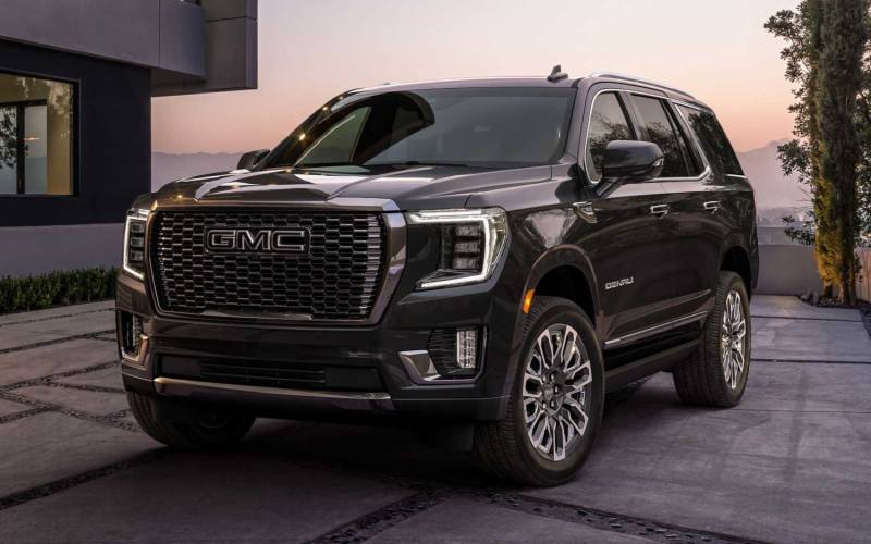 comparison-gmc-yukon-denali-ultimate-2023-vs-gmc-yukon-sle-2020-suv-drive